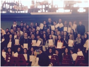 Photo des 60 anglicistes avec leur diplôme