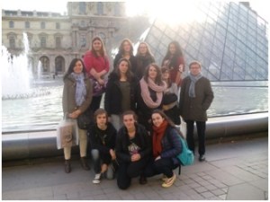 classe de première devant le louvre