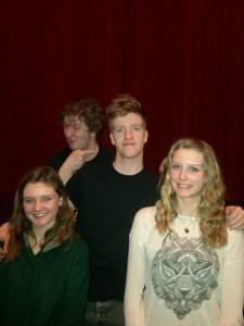 Les acteurs et deux élèves après la représentation.