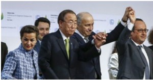 Adoption de l'accord final dans la salle plénière de la Cop21 à Paris-Le Bourget. Samedi 12 décembre 2015 Jean-Claude Coutausse pour Le Monde